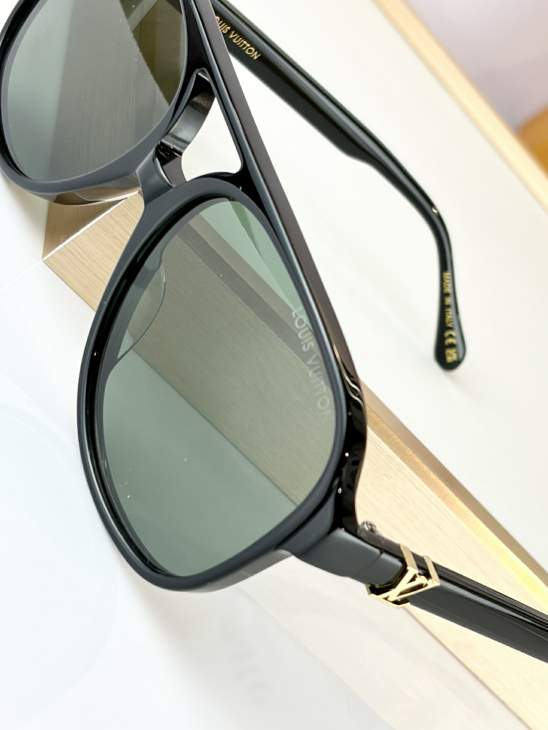 Picture of Louis Vuitton Sunglasses _SKUfw81854704fw
